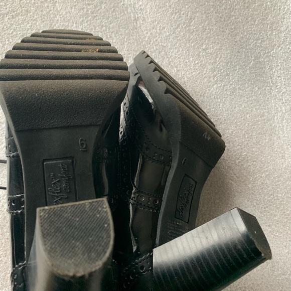 Dexflex Comfort Shoes 6 Heeled Brogue Black Patent - Picture 6 of 7